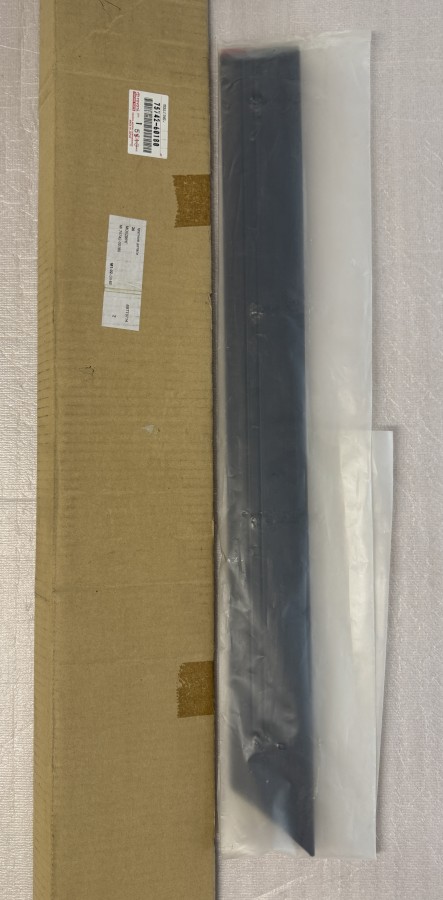 Молдинг двери задней левой Toyota Land Cruiser FZJ100 7574260180