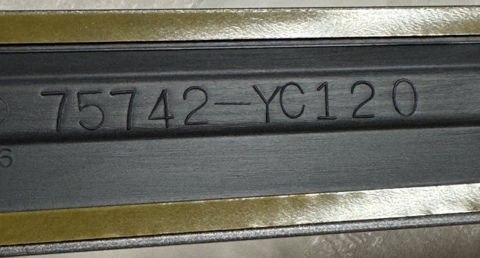 Молдинг задней левой двери TOYOTA CAMRY V30 7574233180E0